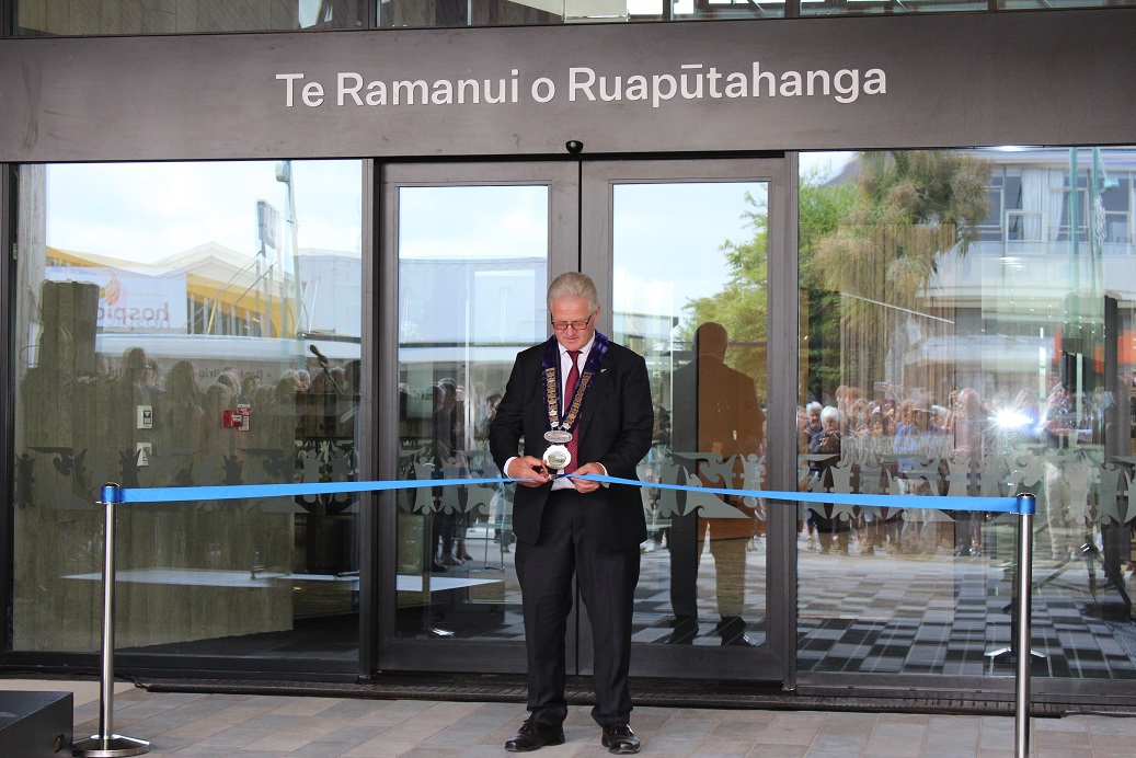 South Taranaki Mayor Phil Nixon cuts the ribbon to declare Te Ramanui o Ruapūtahanga open.